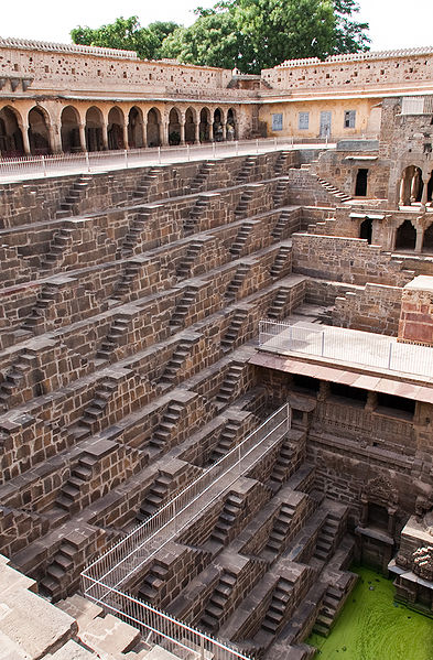चित्र:Abhaneri-Step-Well-2.jpg