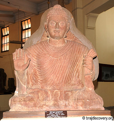 अभय मुद्रा में आसनस्थ बुद्ध
