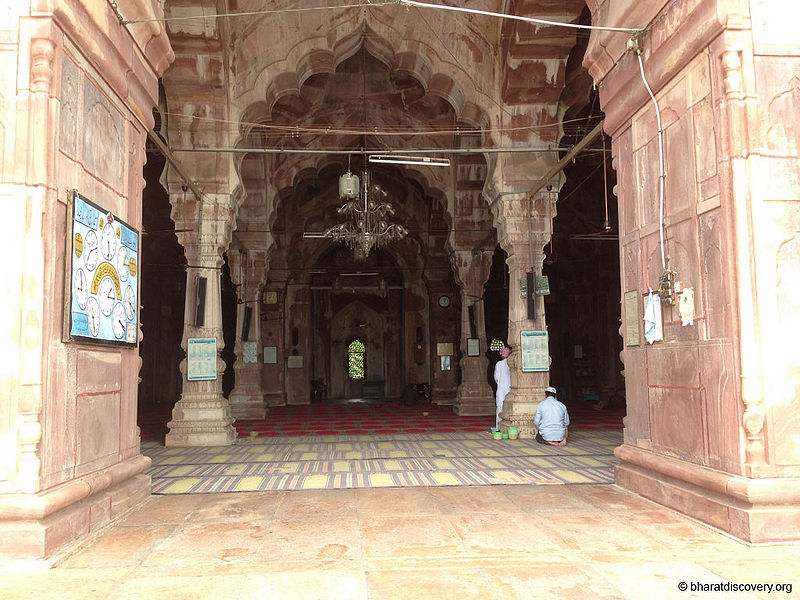 चित्र:Internal-View-Of-Darul-Uloom-Tajul-Masjid-Bhopal.jpg