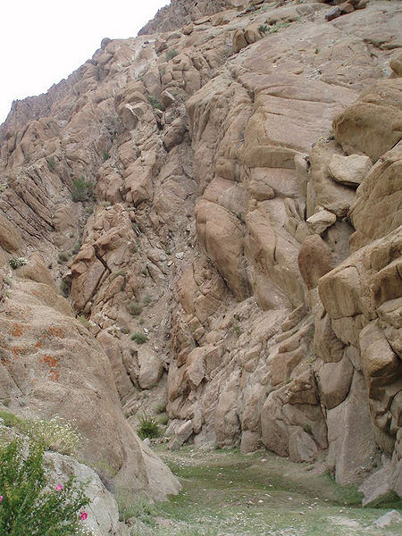 चित्र:Rock-Mountain.jpg