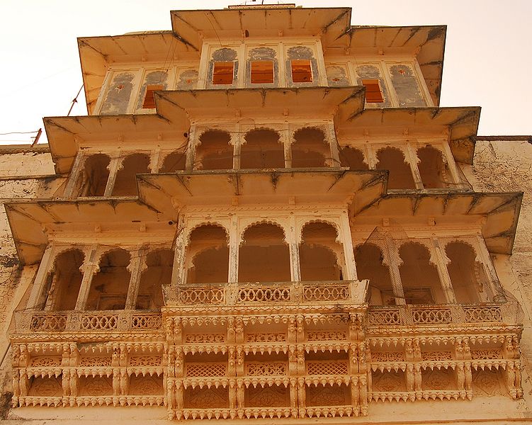 चित्र:Monsoon-Palace-Udaipur.jpg