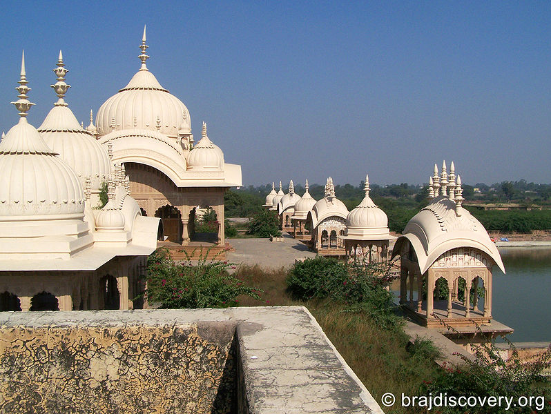 चित्र:Kusum Sarovar Govardhan-18.jpg