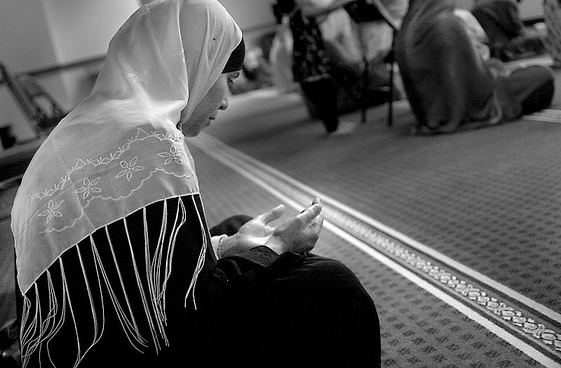 चित्र:Woman-praying.jpg