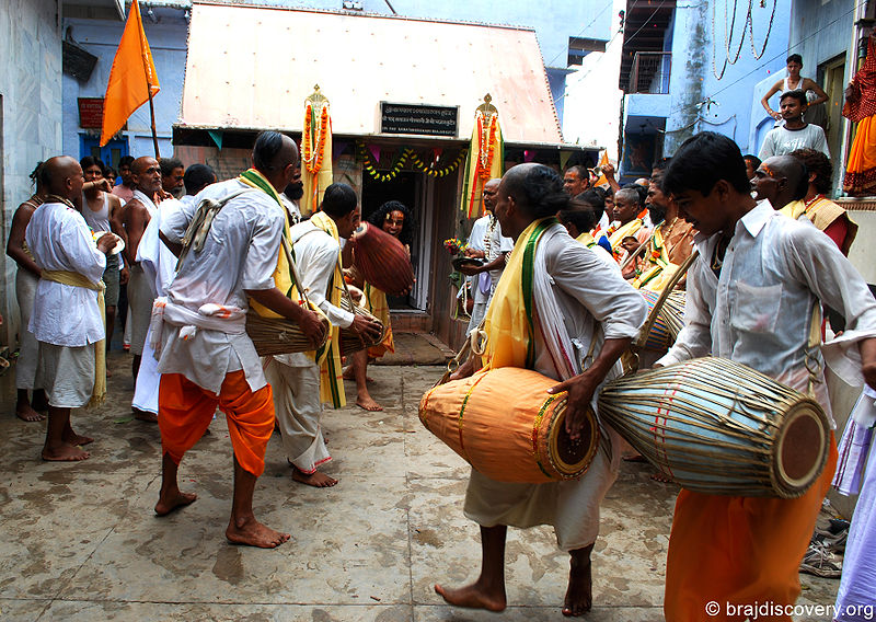 चित्र:Guru-Purnima-Govardhan-Mathura-26.jpg
