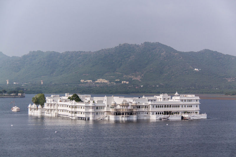 चित्र:Lake Palce.jpg
