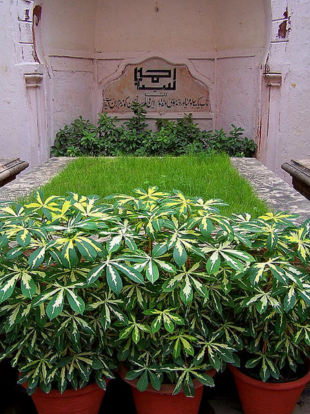 चित्र:Tomb-Of-Sir-Syed-Ahmed-Khan.jpg