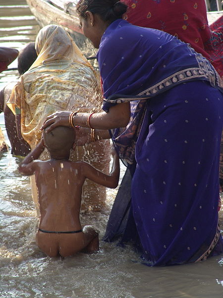 चित्र:Bath-In-The-Ganga-1.jpg