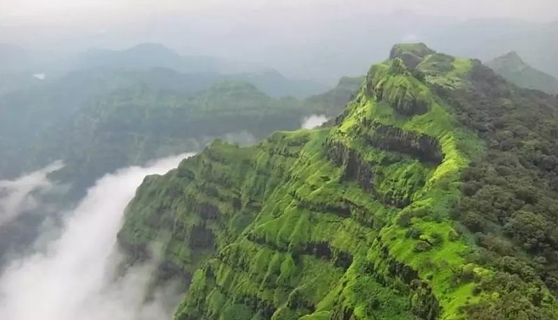 चित्र:Kalsubai-Peak-1.jpg
