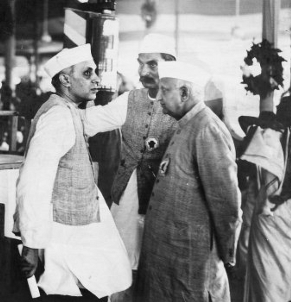 चित्र:Nehru-bhulabhaidesai-rajendraprasd.png