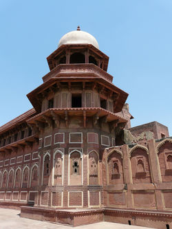जहाँगीरी महल के किनारें की बुर्ज