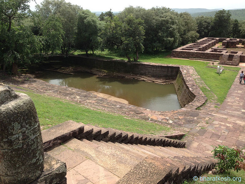 चित्र:A-Pond-In-Sanchi-Stupa.jpg