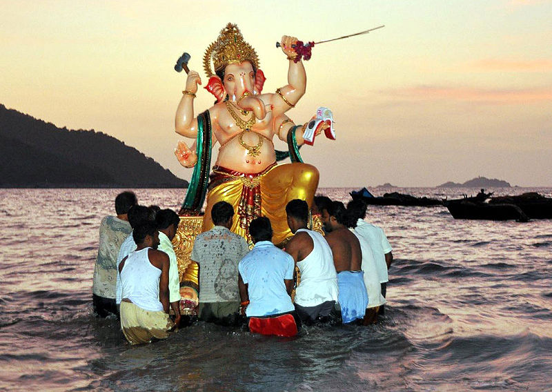 चित्र:Ganpati-Visarjan.jpg