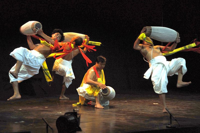 चित्र:Pung-Cholom-Dance.jpg