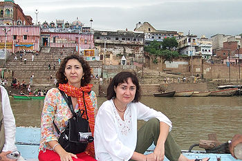 नाव की सवारी करते पर्यटक, वाराणसी