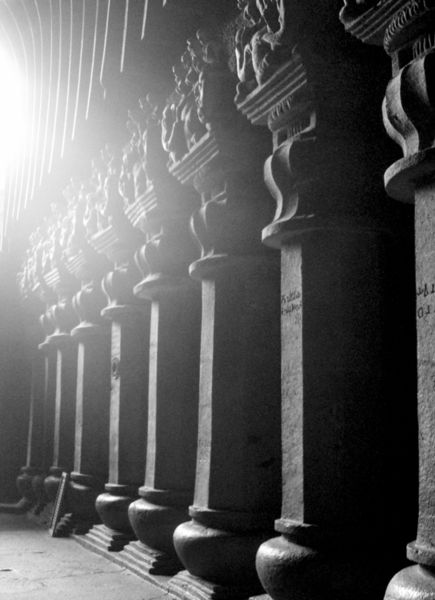 चित्र:Stone-Pillars-in-karla-caves.jpg