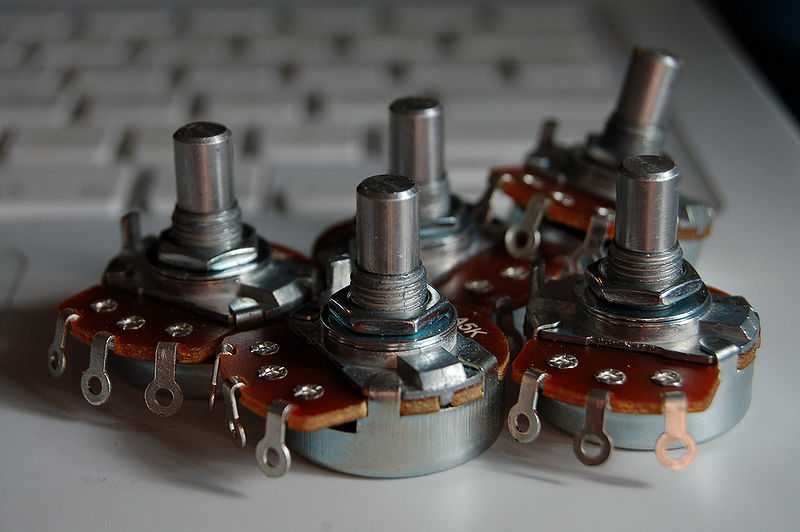 चित्र:Potentiometer.jpg