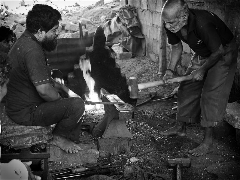 चित्र:Blacksmith-at-Work-India.jpg