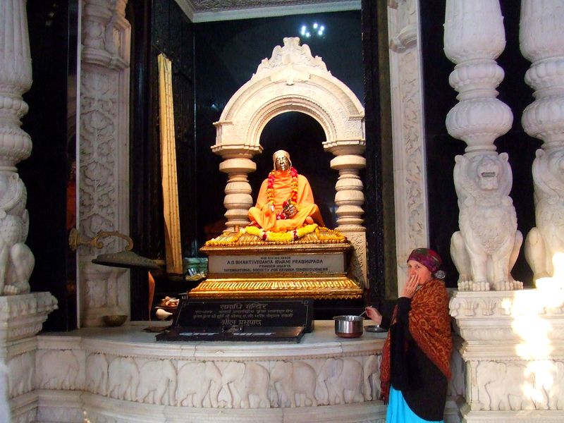 चित्र:Iskcon-Temple-Vrindavan-2.jpg