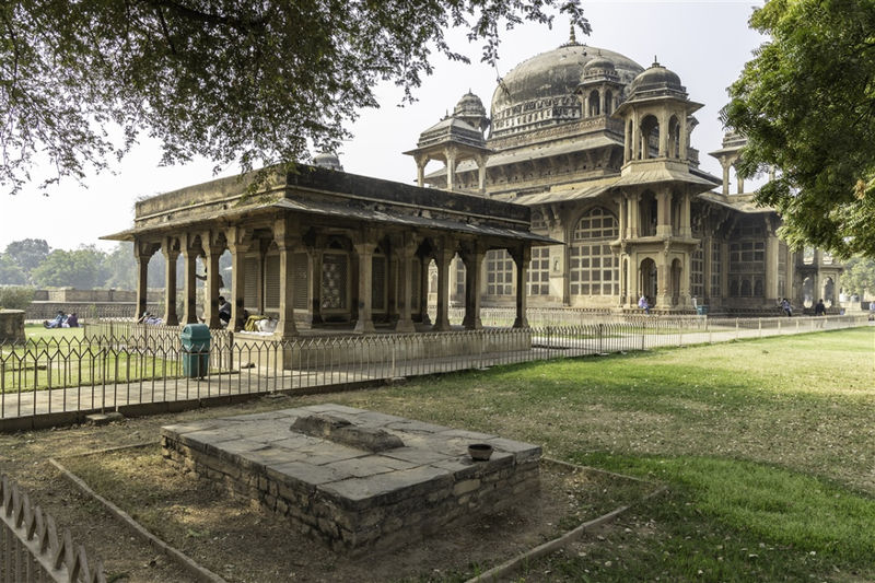 चित्र:Tomb-of-Tansen.jpg