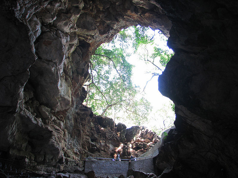 चित्र:Borra-Caves.jpg