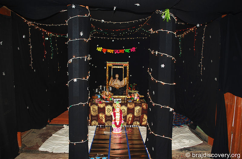चित्र:Krishna-Janamashthmi-Mathura-2.jpg