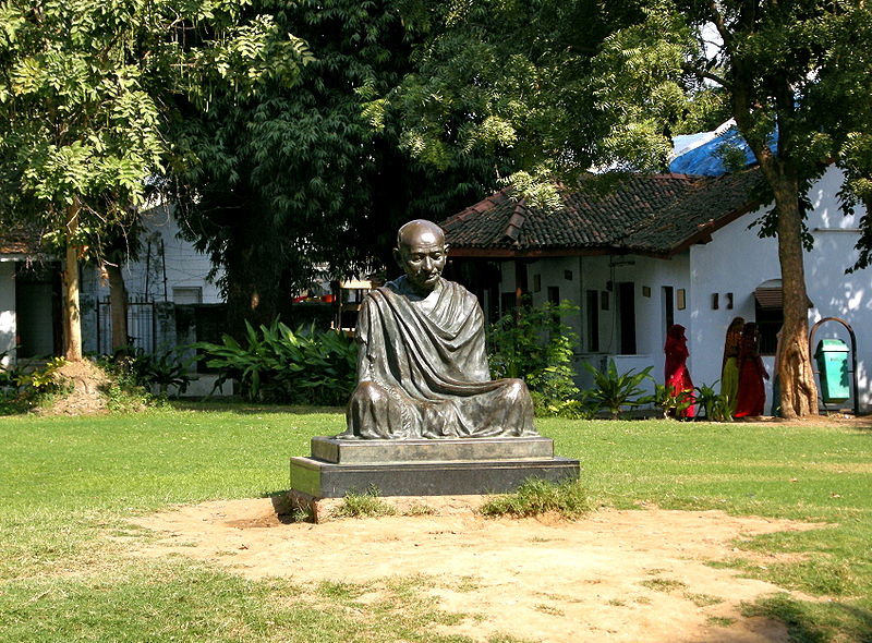 चित्र:Statue-of-Gandhiji-Gandhi-Ashram-Ahmedabad.jpg