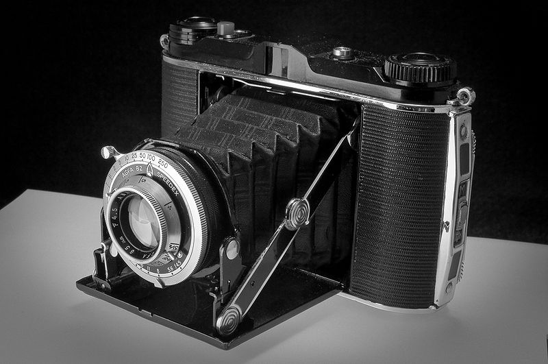 चित्र:Photographic-Camera.jpg