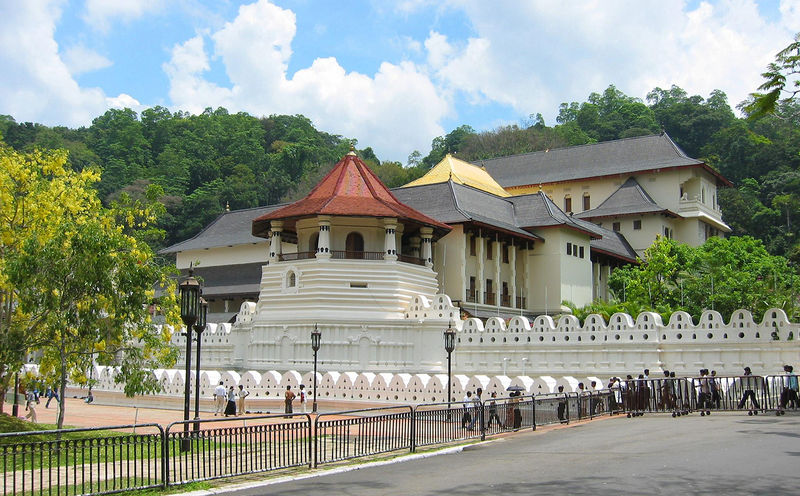 चित्र:Temple-of-the-Tooth.jpg