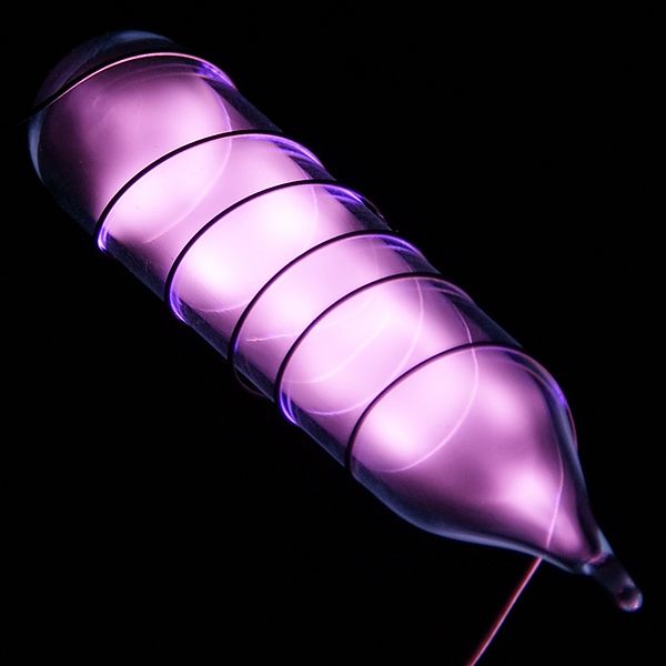 चित्र:Helium-Glow.jpg