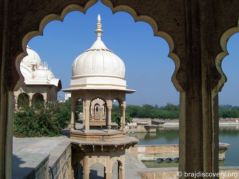 चित्र:Kusum Sarovar Govardhan-15.jpg