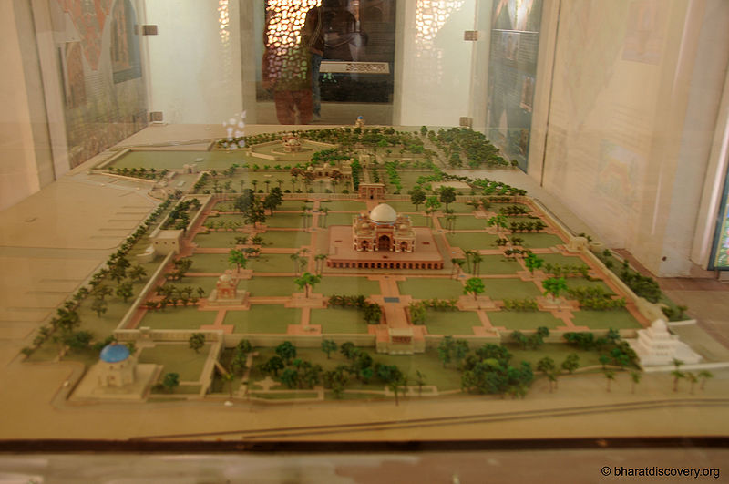 चित्र:Humayun-Tomb-Delhi-2.jpg