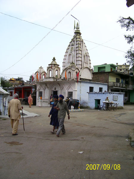 चित्र:Rewalsar-Lake-8.jpg
