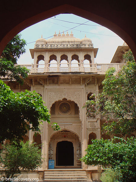 चित्र:Jaipur-Temple-Barsana-Mathura-2.jpg