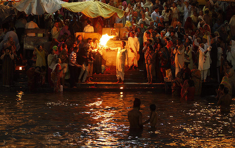 चित्र:Aarti-Kumbh-Mela-Haridwar.jpg