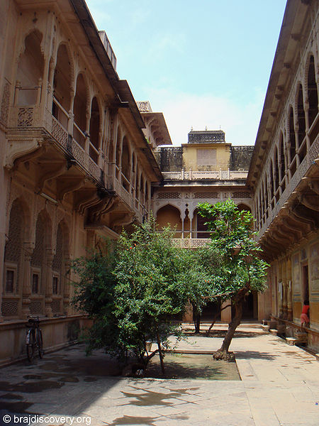 चित्र:Jaipur-Temple-Barsana-Mathura.jpg