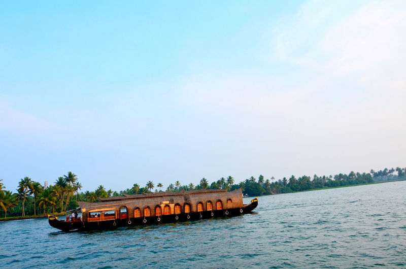 चित्र:Vembanad-Lake-6.jpg