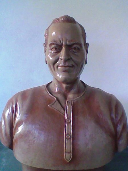 चित्र:Rahul-Sankrityayan-Statue.jpg