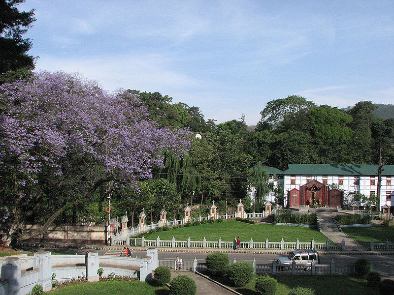 चित्र:Church-Grounds.jpg