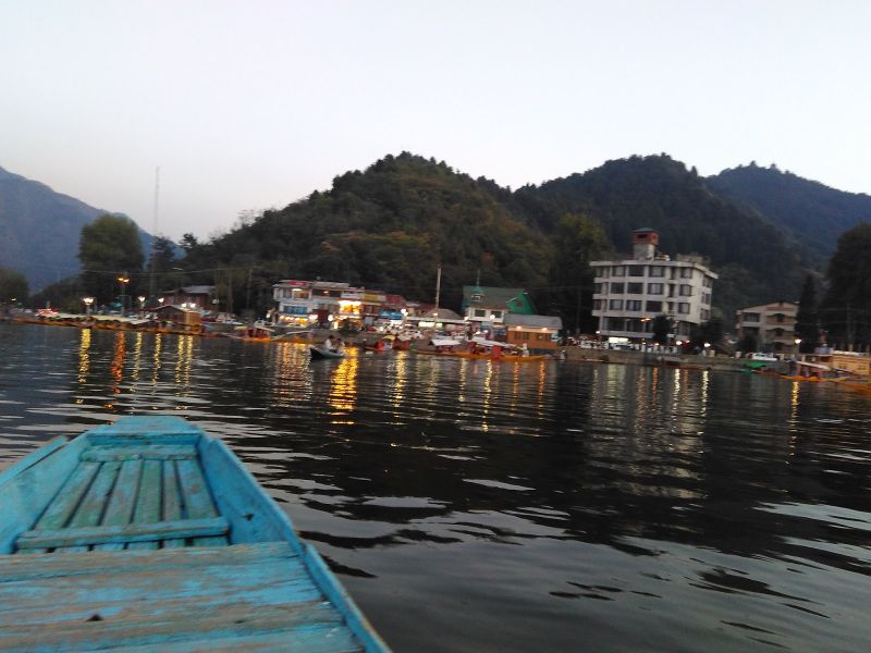चित्र:Dal-Lake-Srinagar-3.jpg