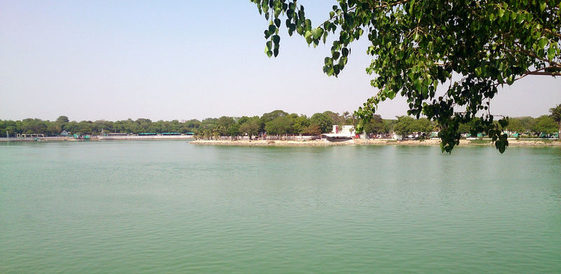 चित्र:Kankaria Lake-3.jpg
