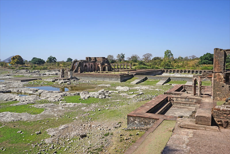 चित्र:Hindola-Mahal-Mandu-10.jpg