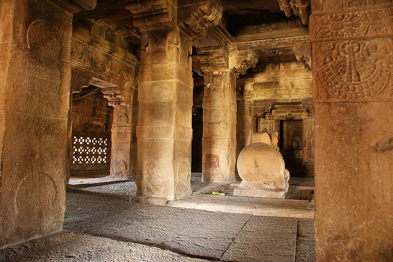 चित्र:Ladkhan-Temple.jpg