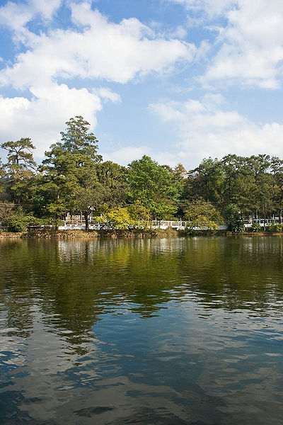 चित्र:Wards-Lake-Shillong.jpg