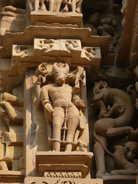 चित्र:Chitragupta-Temple-Khajuraho-1.jpg