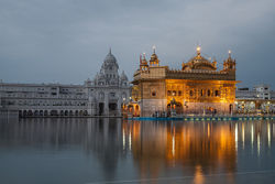 अमृतसर स्थित प्रसिद्ध स्वर्ण मंदिर