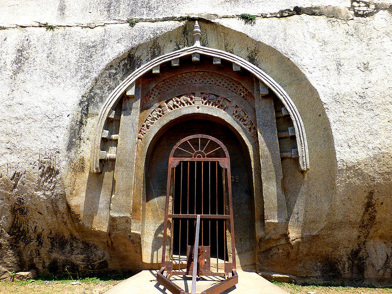 चित्र:Lomas-Rishi-Cave-at-Barabar-Bihar.jpg