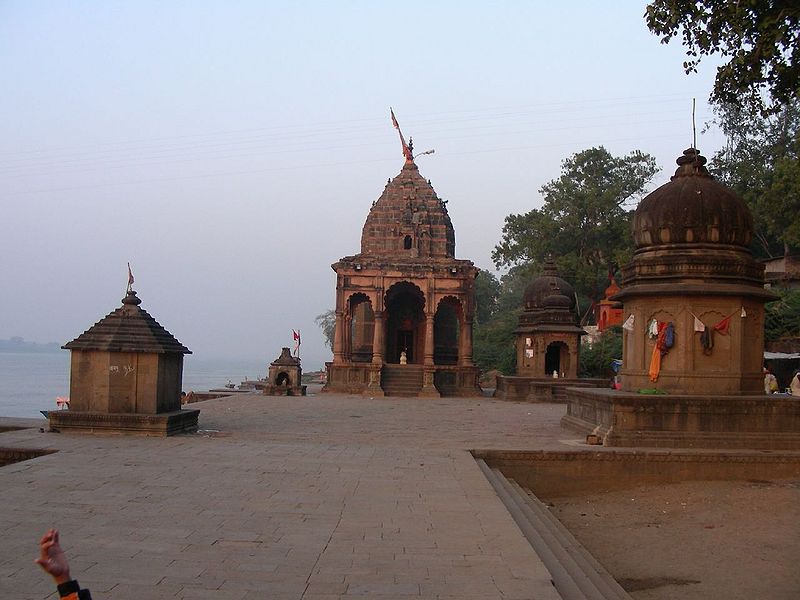 चित्र:Temples-On-Ahilya-Ghat-Maheshwart.jpg