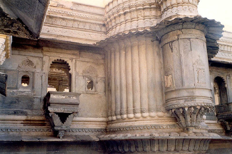 चित्र:2-pigeons-palace-Udaipur.jpg