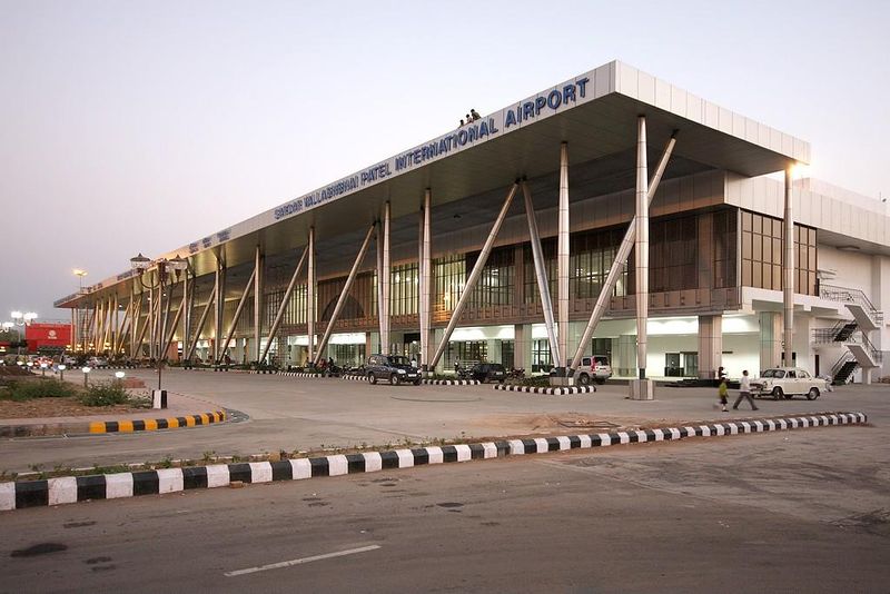चित्र:Sardar-Vallabhbhai-Patel-International-Airport.jpg